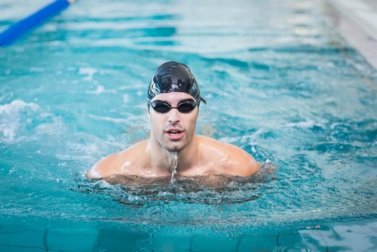 Nuotare in piscina: il luogo ideale per imparare