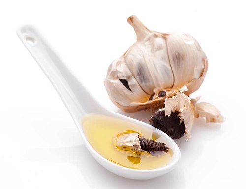 Olio all’aglio: ricetta, utilizzo e benefici