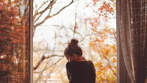 Ragazza affacciata alla finestra