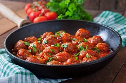 Polpette di avena e formaggio in salsa piccante