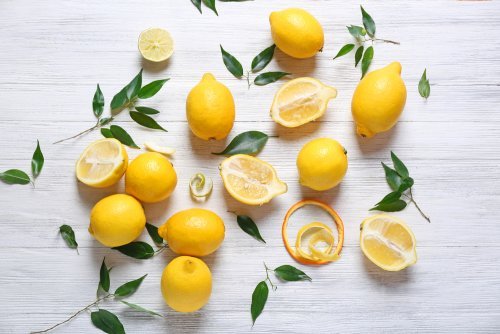 Limoni interi e a metà