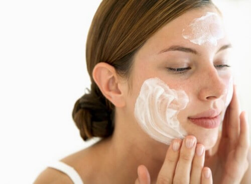 Proteggere la pelle con creme idratanti.