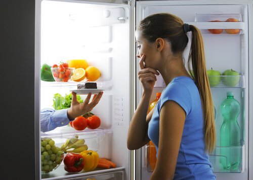 Ragazza apre il frigo di notte