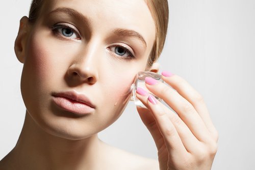 Ragazza passa cubetto di ghiaccio sulla pelle