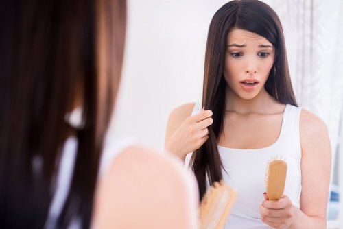 Ragazza preoccupata per il diradamento dei capelli