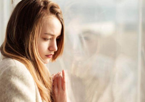 Ragazza triste alla finestra