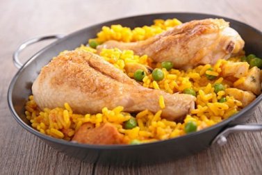 Risotto con pollo e curcuma in stile rustico