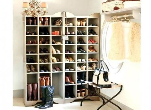 Scarpiera in legno grande con scarpe