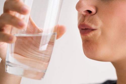 Sciacqui con acqua di cocco.