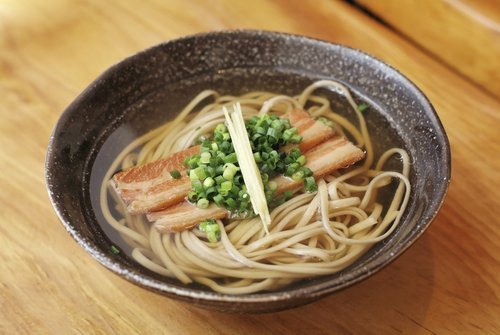 Cazuela da fideos con carne.