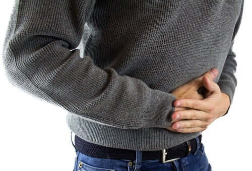 Vermi intestinali: uomo con dolori addominali.