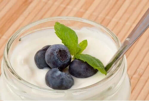 Yogurt bianco con mirtilli.