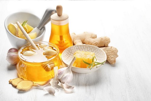 Colesterolo sotto controllo con zenzero, aglio e miele