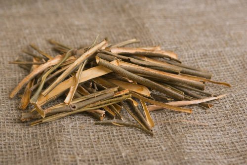Corteccia tagliata a listelle su di un sacco