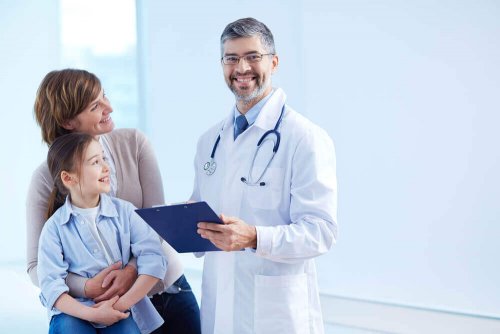 Enuresi infantile: bambina a una visita medica.