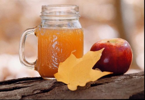 Bicchiere con aceto di mele