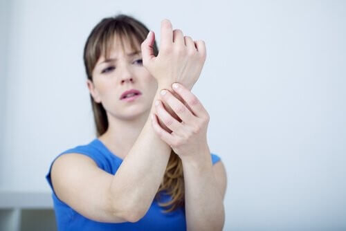 Ragazza con dolore del tunnel carpale.