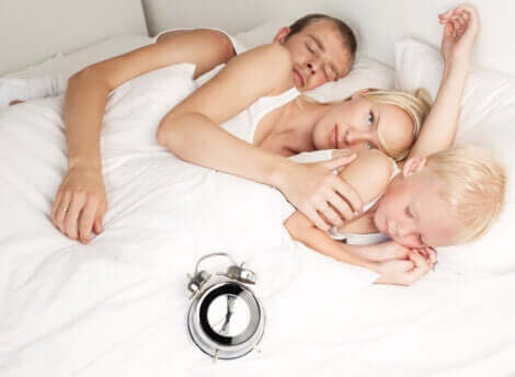 Dormire nel lettone: bambino a letto con i genitori.
