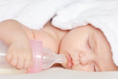 Succhiotto e biberon fanno male al bambino?