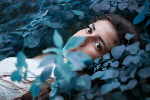 Sguardo di ragazza tra le foglie come trovare la propria strada