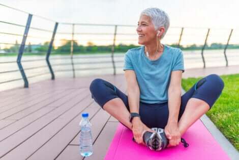 Ridurre il rischio di demenza: donna che fa esercizio.