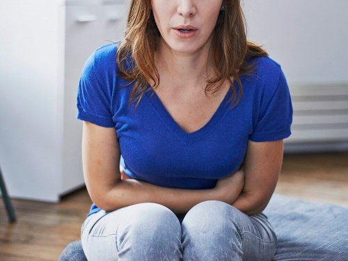 Donna con il mal di stomaco