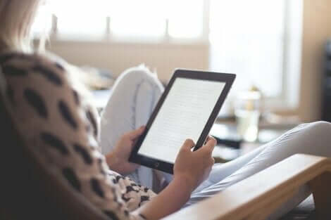 Donna che usa un tablet.