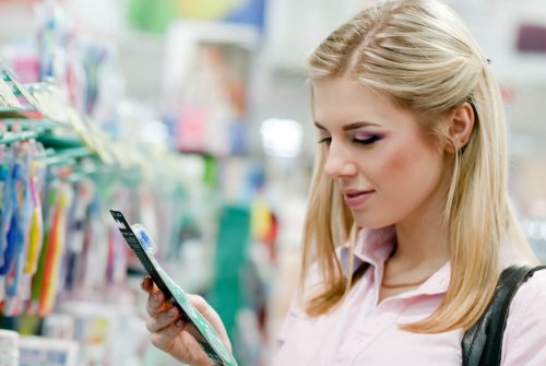 Donna che sceglie uno spazzolino da denti