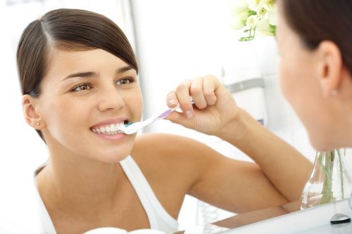 Donna che si spazzola i denti