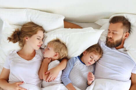 Dormire nel lettone: famiglia addormentata.