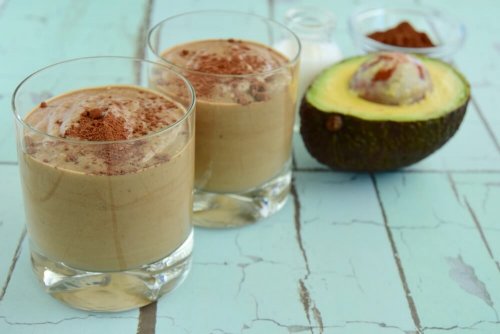 Frullato al cioccolato e avocado
