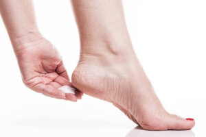 I calli ai piedi: come ridurli con 7 rimedi naturali
