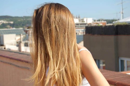 Ragazza con i capelli biondi e lunghi