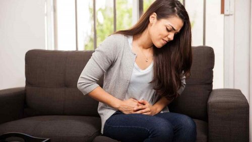 Ragazza sofferente con le mani sullo stomaco