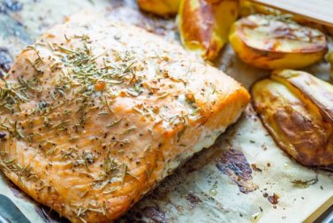 Salmone al forno con patate e verdure, deliziosa ricetta
