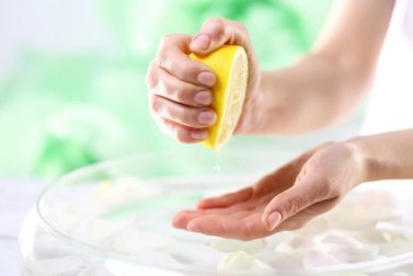 Schiarire la pelle delle mani: 6 rimedi naturali