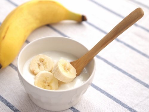 Ciotolina con fettine di banana e yogurt