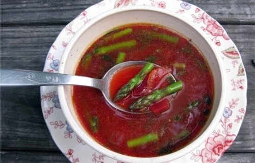 Zuppa di barbabietola e asparagi