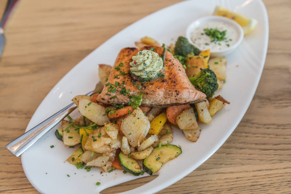 Salmone al forno con patate e verdure, deliziosa ricetta