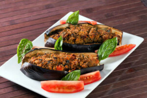 Melanzane ripiene di verdure con salsa vinagrette