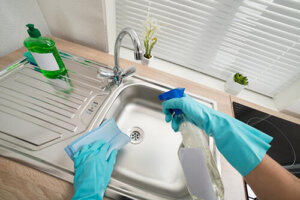Pulire e disinfettare il lavandino in modo efficace