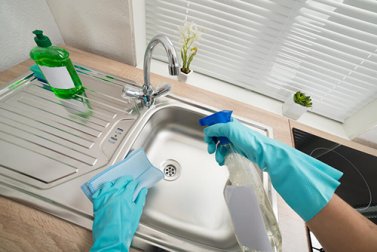 Pulire e disinfettare il lavandino in modo efficace