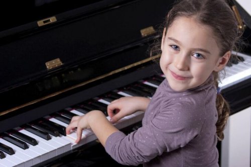 Bambina al piano