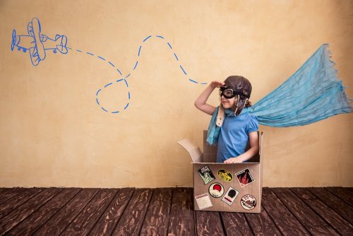 Bambino gioca a fare l'aviatore