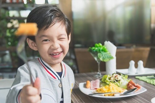 Bambino mangia sano per la crescita delle ossa