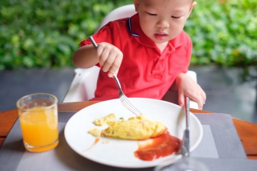 Bambino mangia uova