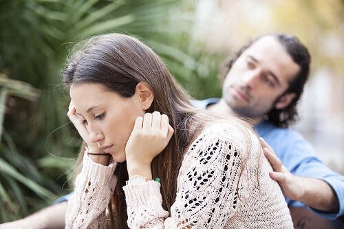 Infedeltà: uomini e donne la vivono in maniera diversa?