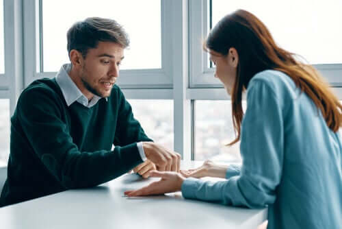 Coppia parla di trovare lavoro.