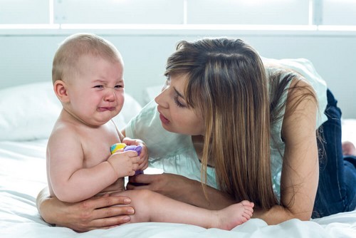 Madre che cerca di calmare un bebè che piange