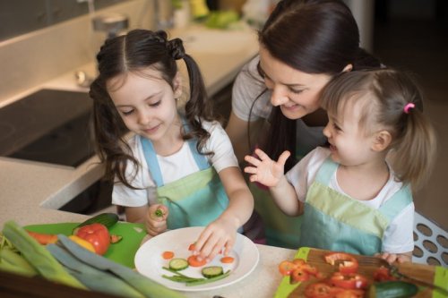 Mamma cucina con le figlie